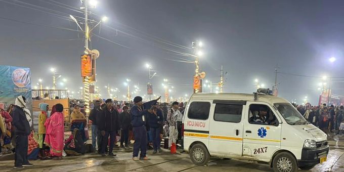 Ein Krankenwagen verlässt den Ort einer Massenpanik beim weltgrössten Pilgerfest in Indien. (Foto aktuell) Ein Krankenwagen verlässt den Ort einer Massenpanik beim weltgrössten Pilgerfest in Indien. (Foto aktuell)