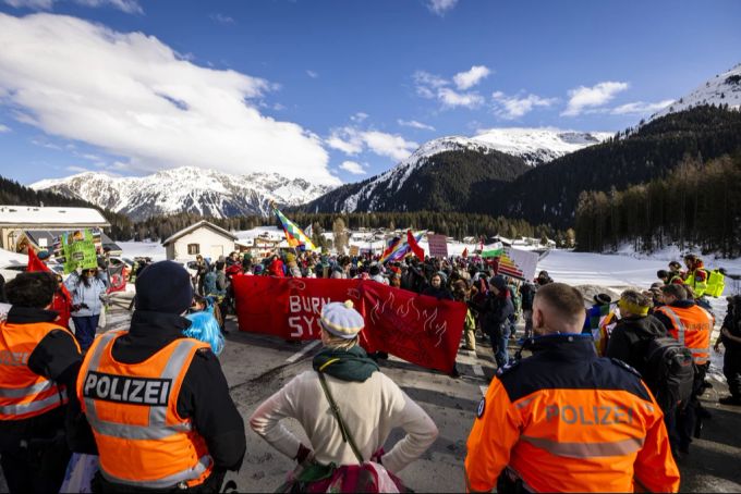 Die Polizei greift bei den Protesten gegen das WEF ein. WEF