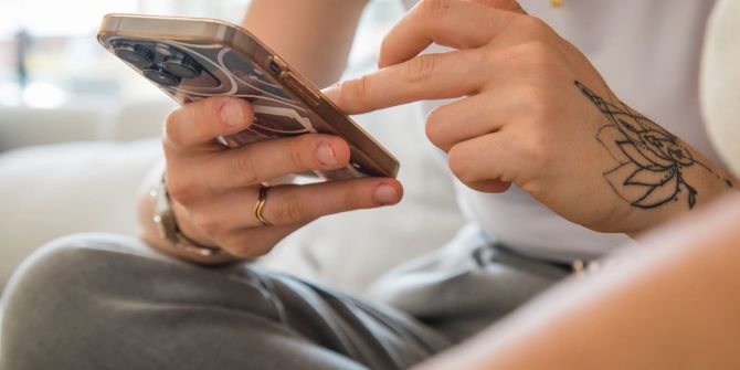 Frau mit Smartphone