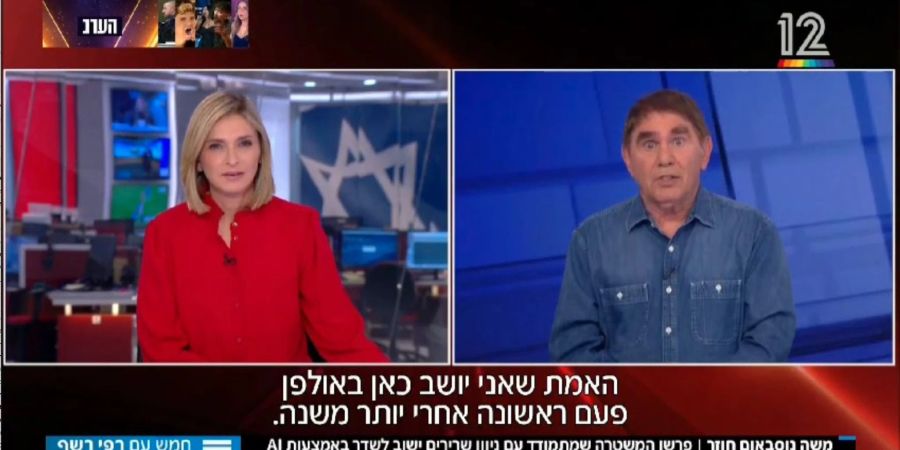 Der an ALS erkrankte israelische Journalist Mosche Nussbaum (r.) im Fernsehstudio.