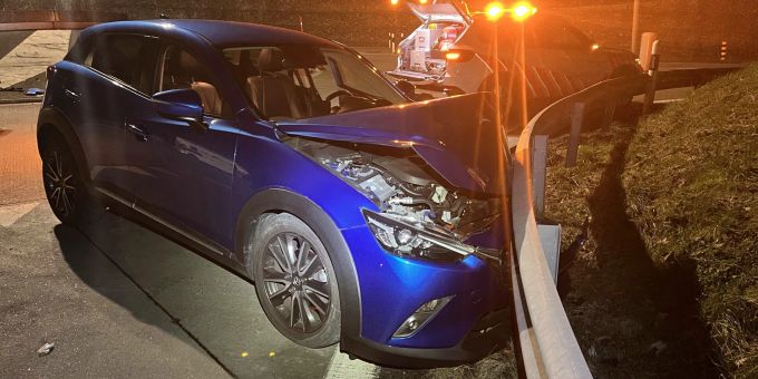 Ein Senior wurde nach einem Selbstunfall in Küttigen AG ins Spital gebracht. Selbstunfall in Küttigen