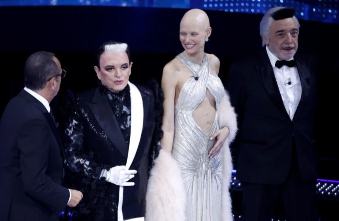 Bianca Balti verzauberte beim Sanremo Festival in langer glitzernder Robe. bianca balti