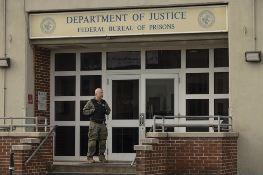 Derzeit wartet der Rapper im Metropolitan Detention Center Brooklyn auf seinen Prozess.