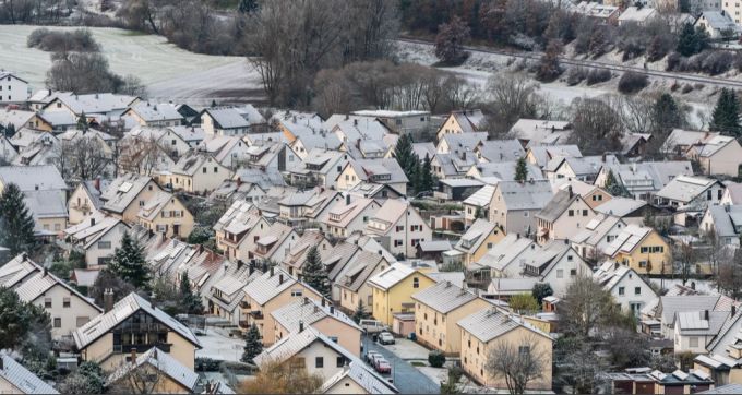 In ländlichen Gebieten sind Einbrecher seltener aktiv als in Städten, machen meist aber höhere Beute. (Symbolbild) Dorf Schnee Einbrecher