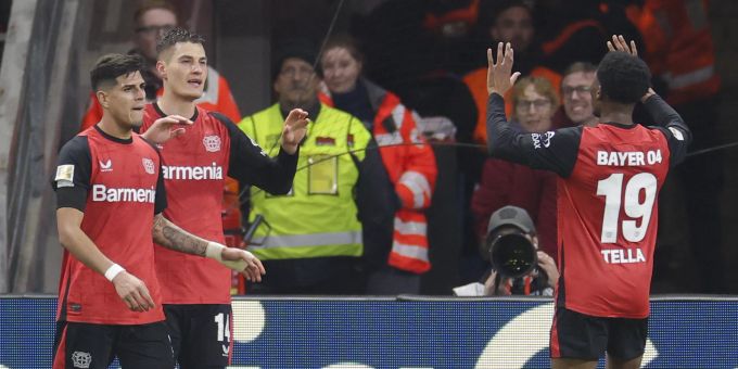 Die Leverkusener feiern das Tor zum 1:0 im Spiel gegen Freiburg. Leverkusen Bundesliga