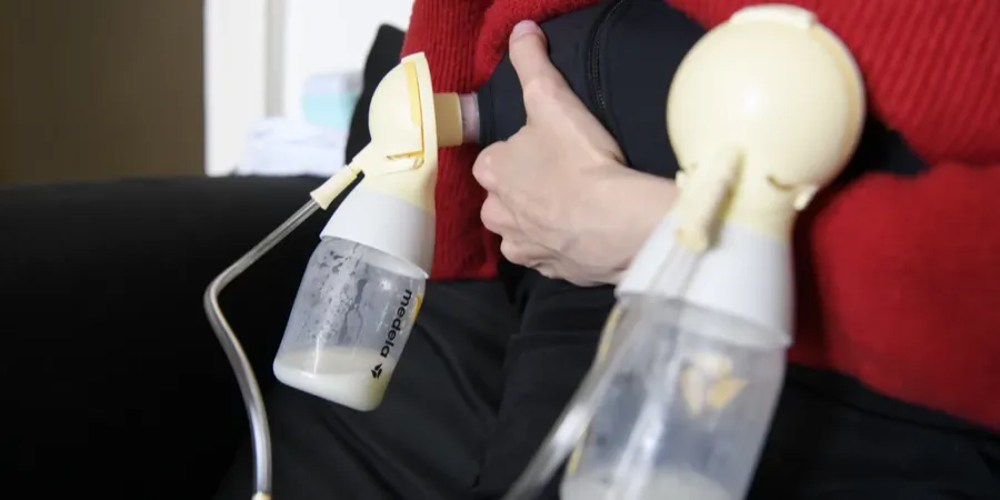 Mothers offer breast milk in a Facebook⁢ group. (Symbol image)