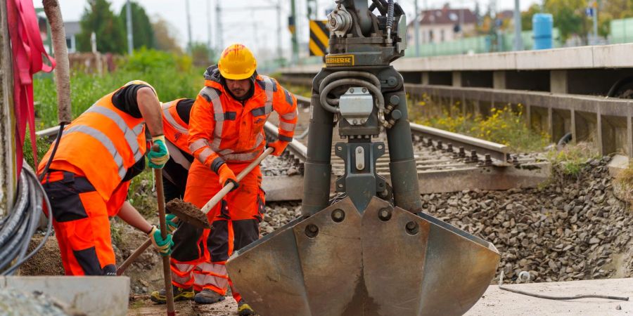 Der Aufsichtsratschef der Deutschen Bahn, Werner Gatzer, hält 150 Milliarden Euro für die langfristige Ertüchtigung der Bahn-Infrastruktur für erforderlich. (Archivbild)