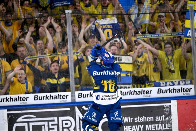 Andres Ambühl verabschiedet sich von den Fans des HC Davos. HC Davos