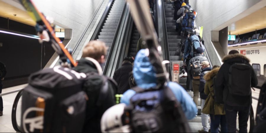 In Zügen der SBB bleiben jedes Jahr Skis liegen – sehr viele. Am meisten vergessen im Zug gehen aber ...