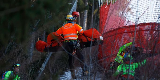 Cyprien Sarrazin wird nach seinem schlimmen Sturz abtransportiert. Cyprien Sarrazin
