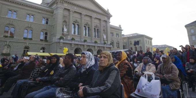 Personen auf dem Bundesplatz in Bern am Tag gegen Islamophobie und Rassismus in 2011. Islam Muslime Schweiz Politik