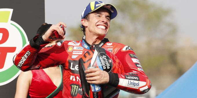 Marc Márquez feiert seinen Sieg beim Thailand-GP der MotoGP. MotoGP Marc Márquez Thailand