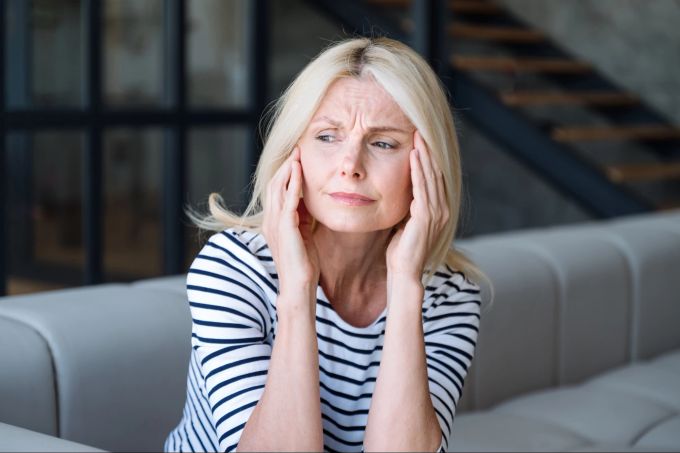 Viele Frauen leiden unter Kopfschmerzen während der Menopause. Kopfschmerzen