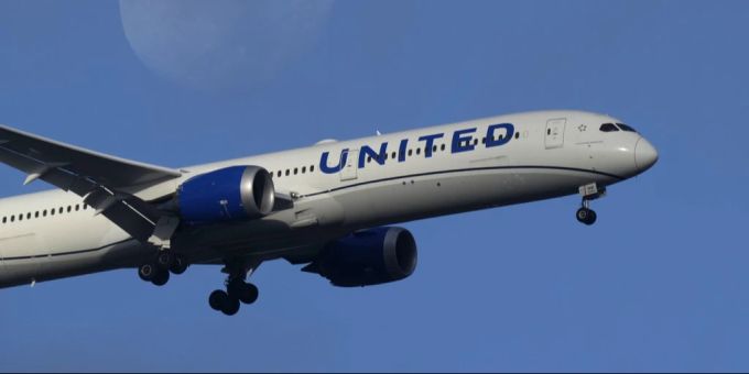 Eine Boeing 787 von United Airlines. Im Fahrwerk eines solchen Flugzeugs wurde am Dienstagabend auf Hawaii eine Leiche entdeckt. Boeing