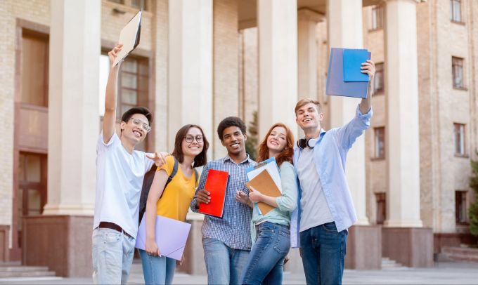 Mit der Juventus Wirtschaftsschule kommen Sie erfolgreich durch Ihre Ausbildung, sodass auch Sie am Ende ein eidgenössisch anerkanntes Fähigkeitszeugnis (EFZ) in der Hand halten werden. Ausbildung