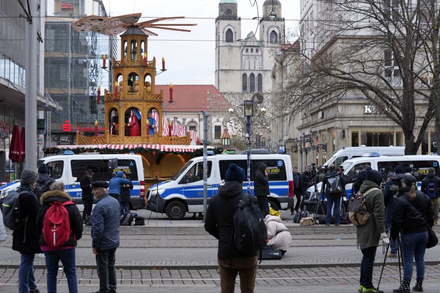 Hier fuhr am Freitagabend ein Mann mit dem Auto in die Menschenmasse.