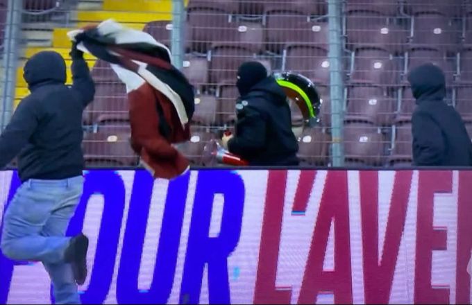 Die Fans von YB gaben den Anhängern von Servette vor der Partie eine Trommel. yb