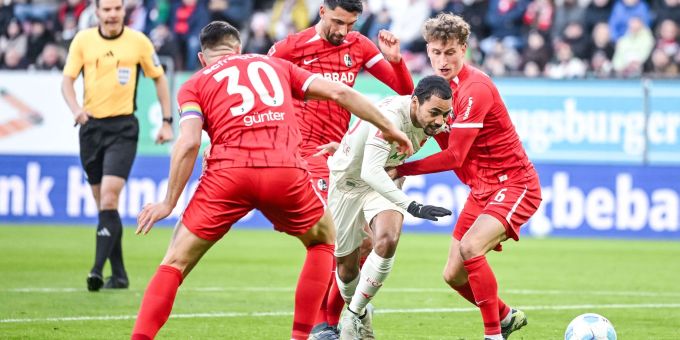 Bundesliga: Alexis Claude-Maurice (2 v r) im Gewühl mit den Freiburgern. Bundesliga