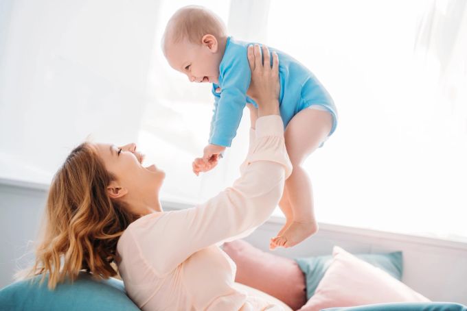 Besonders in den ersten Lebensmonaten stecken Kinder in der Mama-Phase. mama hebt baby