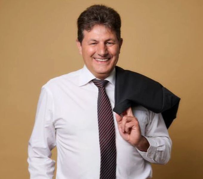 Der neue Gemeindepräsident Thomas Stauffer steht hinter dem Chef der Bauabteilung. Thomas Stauffer