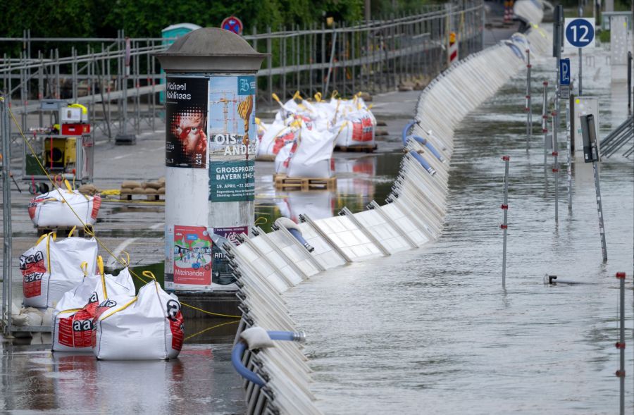 Helfer bauen Hochwasserstege und Schutzwände am Donauufer auf. Seit Tagen kämpfen die Helfer in Bayern und Baden-Württemberg gegen die Flut und ihre Folgen.