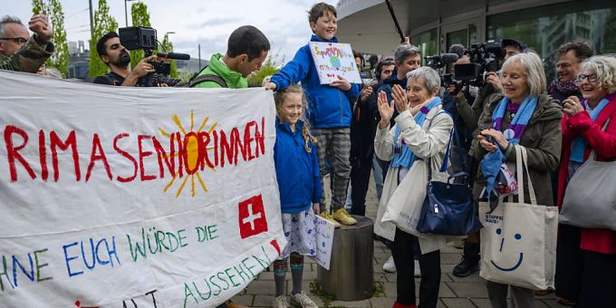 Die Klimaseniorinnen vor dem Europäischen Gerichtshof in Strassburg. (Archivbild) Klimaseniorinnen
