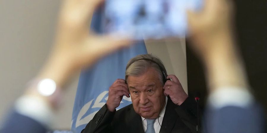 Antonio Guterres, Generalsekretär der Vereinten Nationen, hört während einer Pressekonferenz Hauptquartier des Aussenministeriums dem ägyptischen Aussenminister Schukri zu. Foto: Amr Nabil/AP/dpa