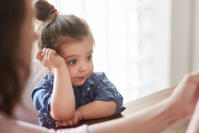 Mutter und Tochter führen ein einfühlsames Gespräch - mithilfe von Bildern.