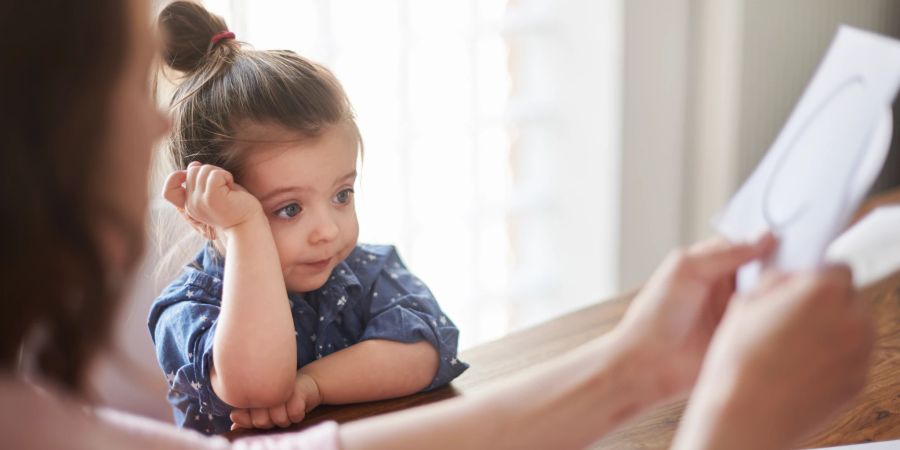 Mutter und Tochter führen ein einfühlsames Gespräch - mithilfe von Bildern.