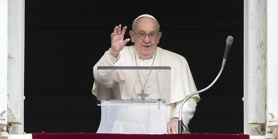 Papst Franziskus spricht seinen Segen, während er das Angelus-Mittagsgebet aus einem Fenster mit Blick auf den Petersplatz im Vatikan spricht. Foto: Andrew Medichini/AP/dpa