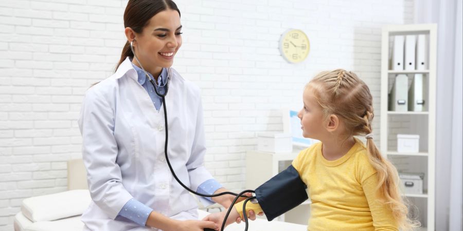 Der Blutdruck sollte bei Kindern regelmässig getestet werden.