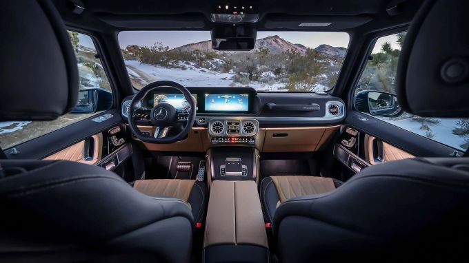 Das Interieur ist leicht überarbeitet und mit einem MBUX-Touchscreen ausgerüstet worden 2024 Mercedes-Benz G-Klasse Facelift