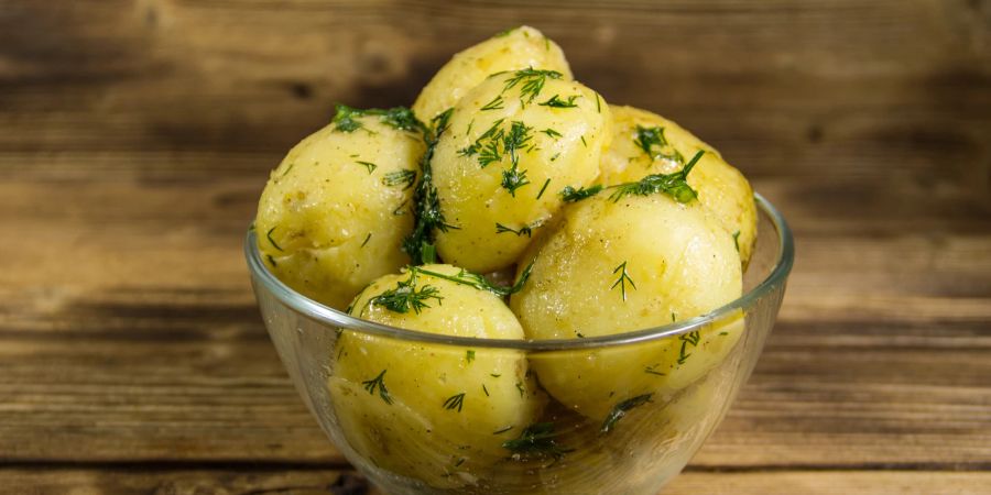 Für Salzkartoffeln eignen sich festkochende Kartoffelsorten am besten.