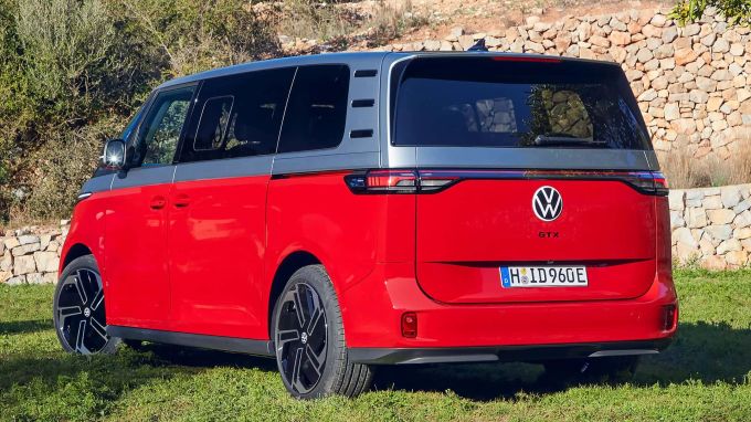 Wer am Heck des VW ID.Buzz GTX grosse Endrohre erwartet, der wird enttäuscht: Auch der Sport-Bulli fährt rein elektrisch 2024 VW ID. Buzz GTX