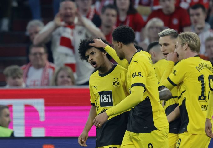 Die Spieler des BVB jubeln in der Partie gegen Bayern München. Bayern München