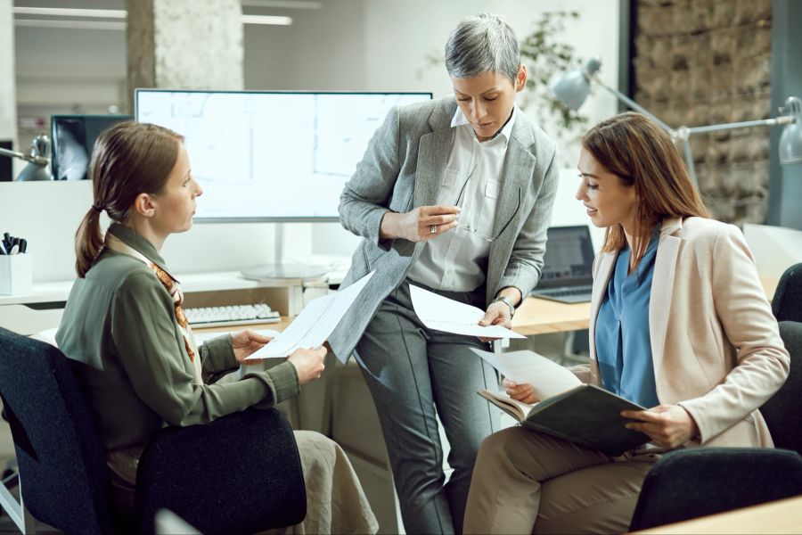 Frauen bei der Arbeit im Büro