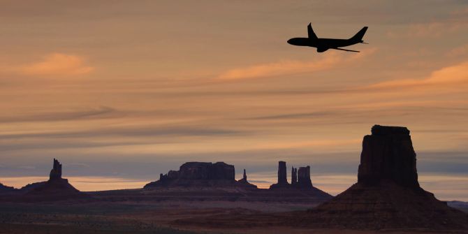 Flugzeug über Monument Valley, Utah.