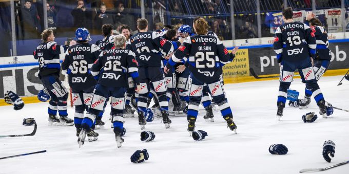 La Chaux-de-Fonds jubelt nach dem Sieg in der Swiss League. (KEYSTONE/Jean-Christophe Bott) Chaux-de-Fonds