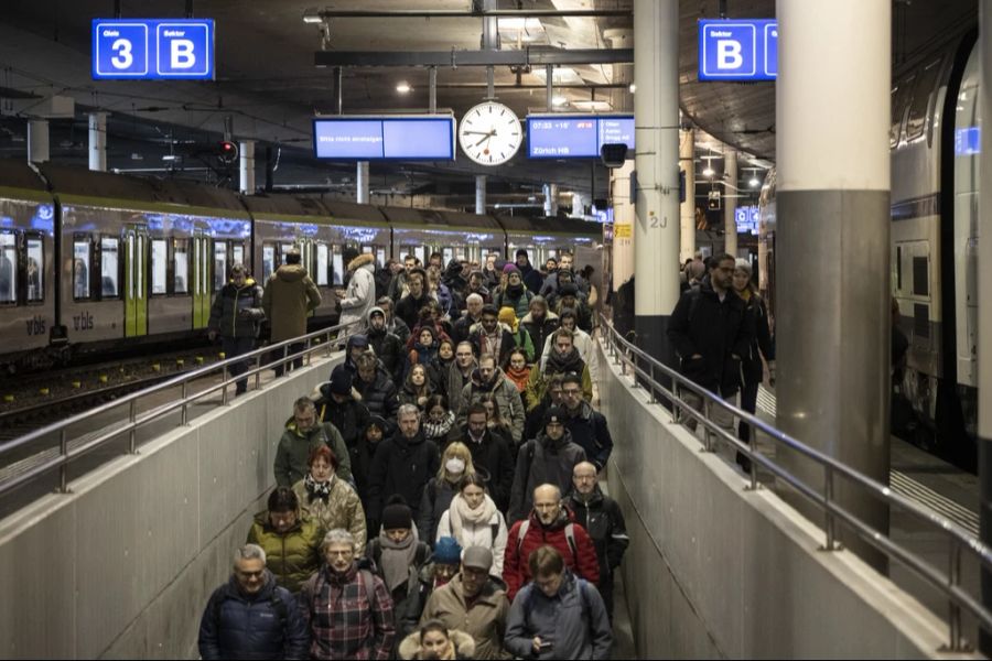 Eine Pendlerin findet die Geräuschekulisse am Hauptstadt-Bahnhof «kaum aushaltbar».