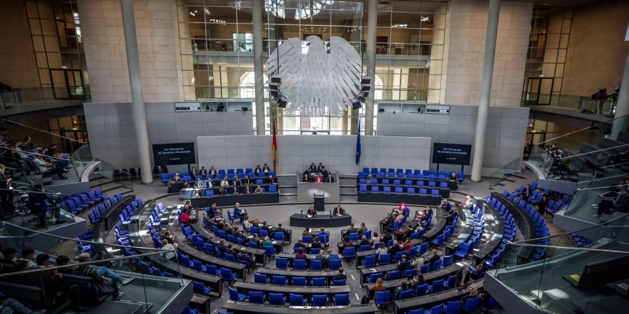 Der Plenarsaal im Bundestag. Das Parlament in Berlin stimmte mit der überwiegenden Zahl der Stimmen der Ampel-Fraktionen SPD, Grüne und FDP für die Einführung einer Bezahlkarte für Flüchtlinge. Auch die AfD und das BSW votierten dafür.