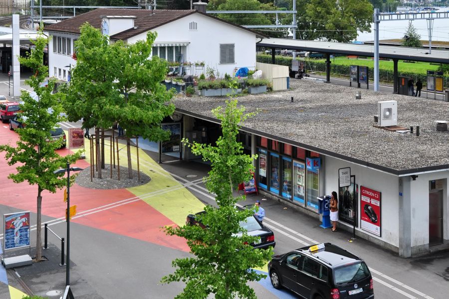 Beim Bahnhof in Horgen ZH staunt ein Passant über einen zu hohen Jackpot.