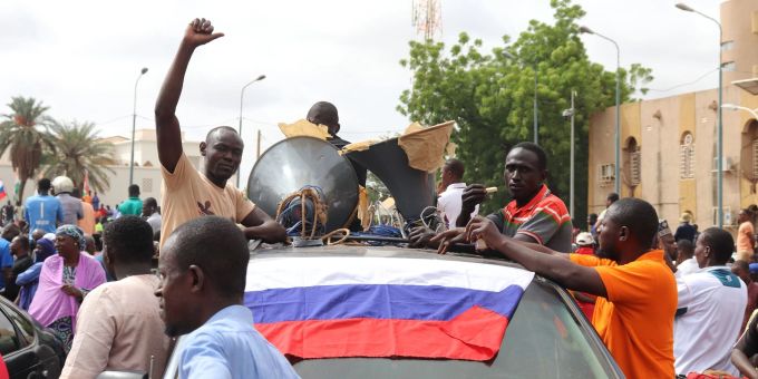 Demonstranten mit russischer Flagge in Nigers Hauptstadt Niamey nach dem Militärputsch. Russland verfolgt eine politische und wirtschaftliche Agenda in Afrika. (Archivbild/Symbolbild) Niger