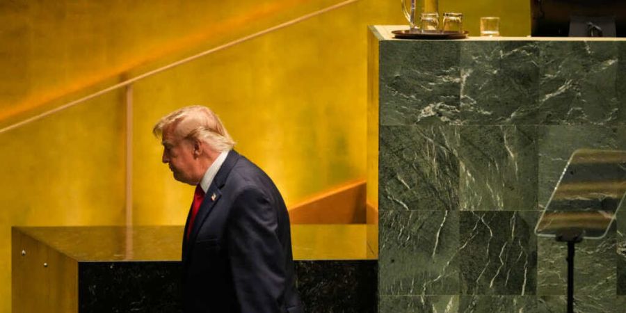 US-Präsident Donald Trump verlässt nach seiner Rede während der 81. Sitzung der Generalversammlung der Vereinten Nationen im Hauptquartier der Vereinten Nationen den Saal. Foto: Seth...