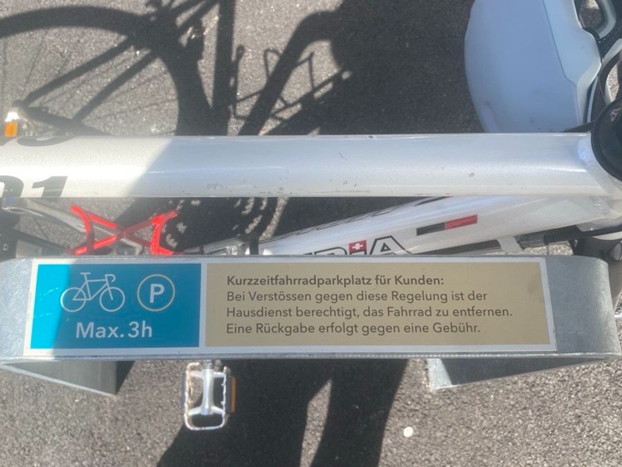 Auf den Velo-Parkplätzen ist klar vermerkt: Maximal drei Stunden sind erlaubt.