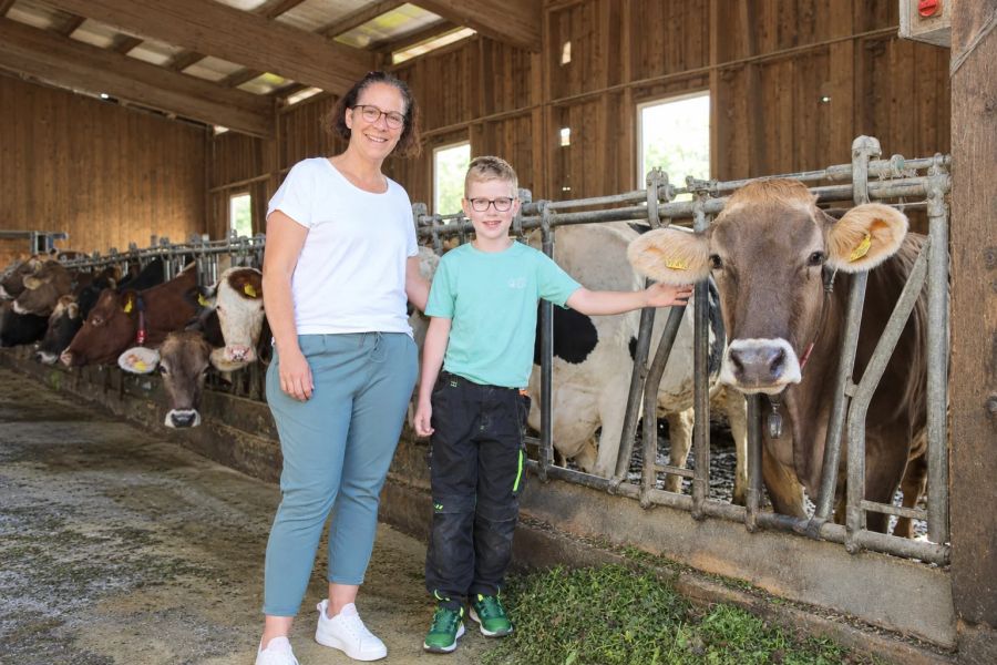 Präsidentin der Landfrauen Oberriet Carmen Kobler mit Sohn Tim und Kuh Kandis.