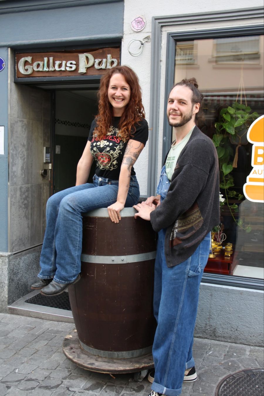 Sabrina Signer und Raphael Fleischmann betreiben zusammen das Gallus Pub.