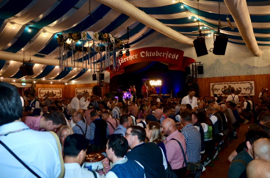 Bis auf den letzten Platz besetzt präsentiert sich das Festzelt in Feierlaune.