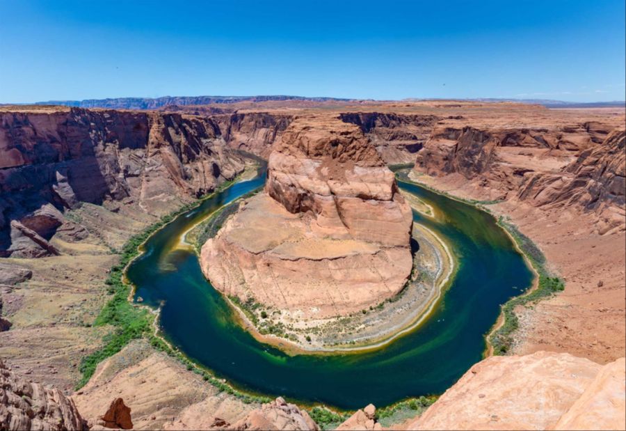 Am Horseshoe Bend bei Page zieht der Colorado River seine spektakuläre Schleife durch den roten Sandstein.