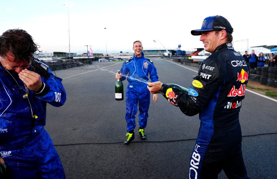 Max Verstappen feiert sich und seine Mitstreiter der «Max vs 100»-Challenge.