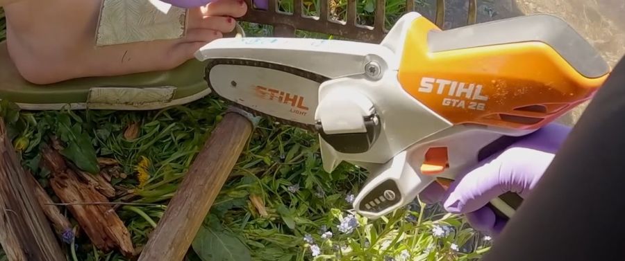 Samt Rechenstiel passt die Patientin nicht in den Helikopter. Ein Rettungssanitäter der Air Zermatt muss zur Säge greifen.